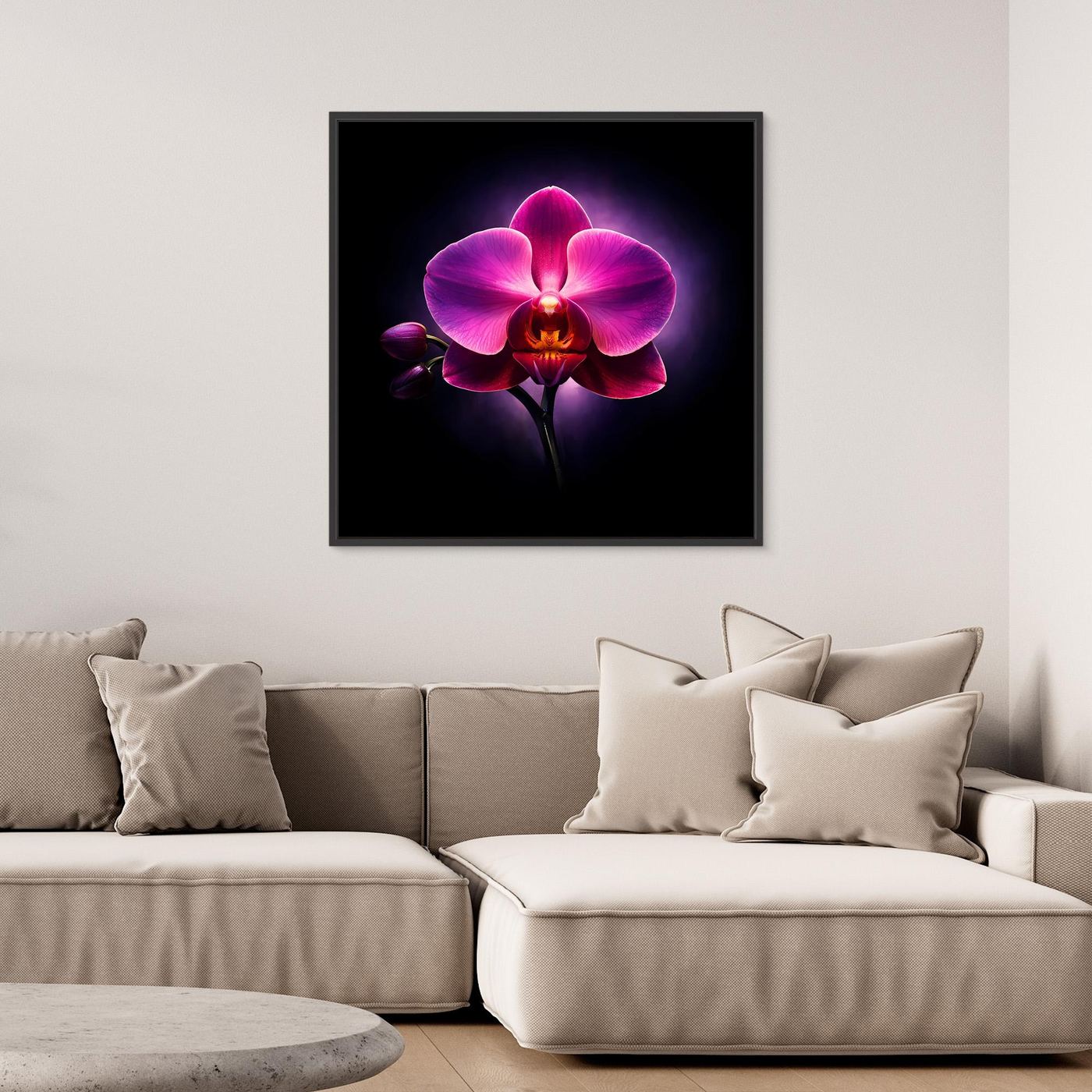 Gerahmtes quadratisches Leinwandbild: leuchtende Orchidee in Pink auf dunklem Hintergrund, schwarz gerahmt.