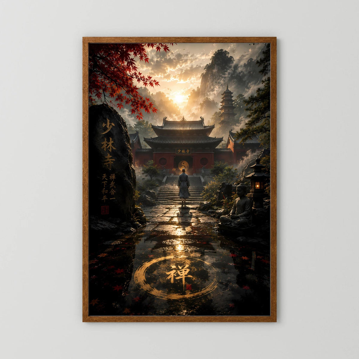 Poster im Hochformat mit Shaolin-Tempel-Motiv: Mönch im Torweg, rote Blätter, Holzrahmen