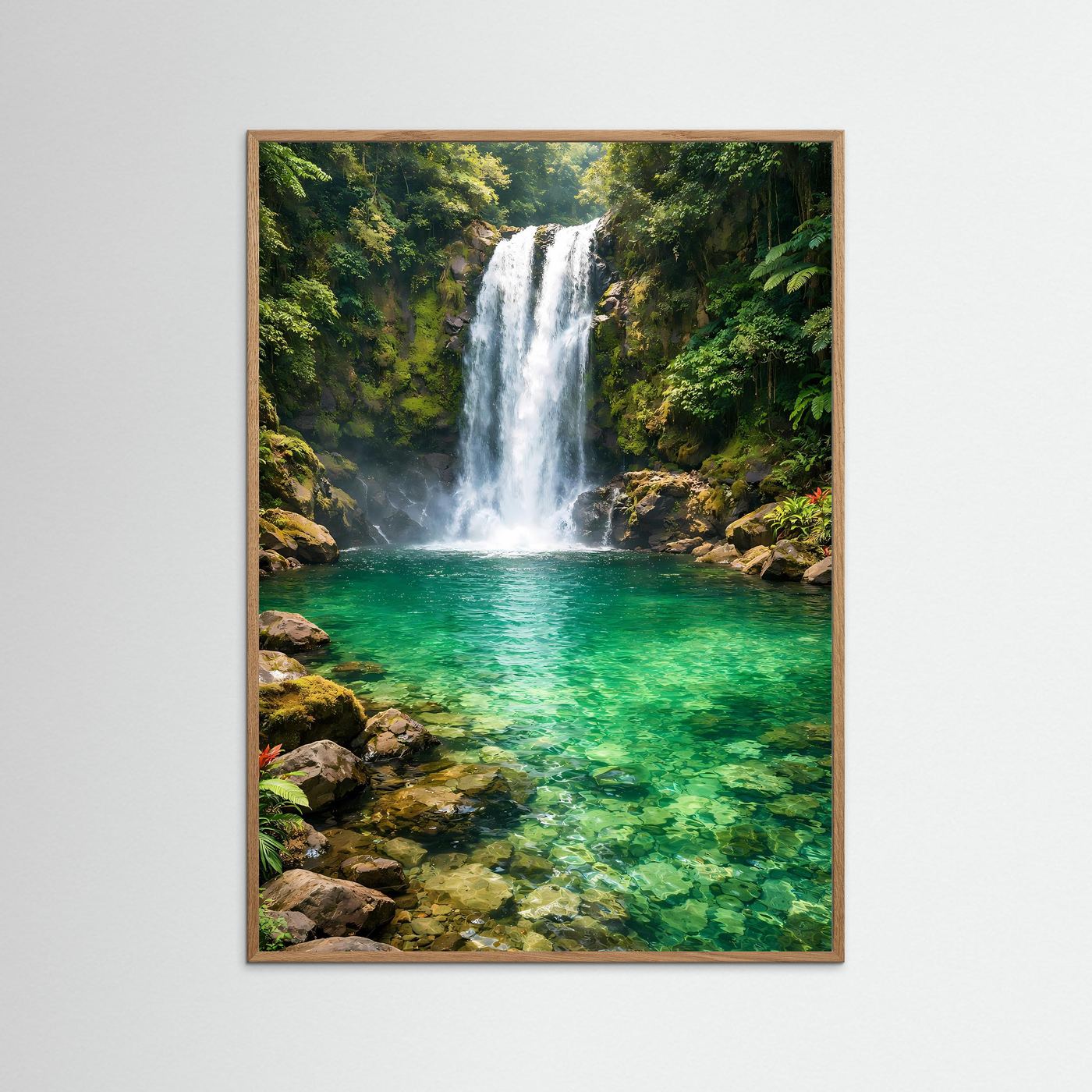 Dschungelposter im Hochformat mit Wasserfall und türkisgrüner Lagune, roséfarbener Holzrahmen