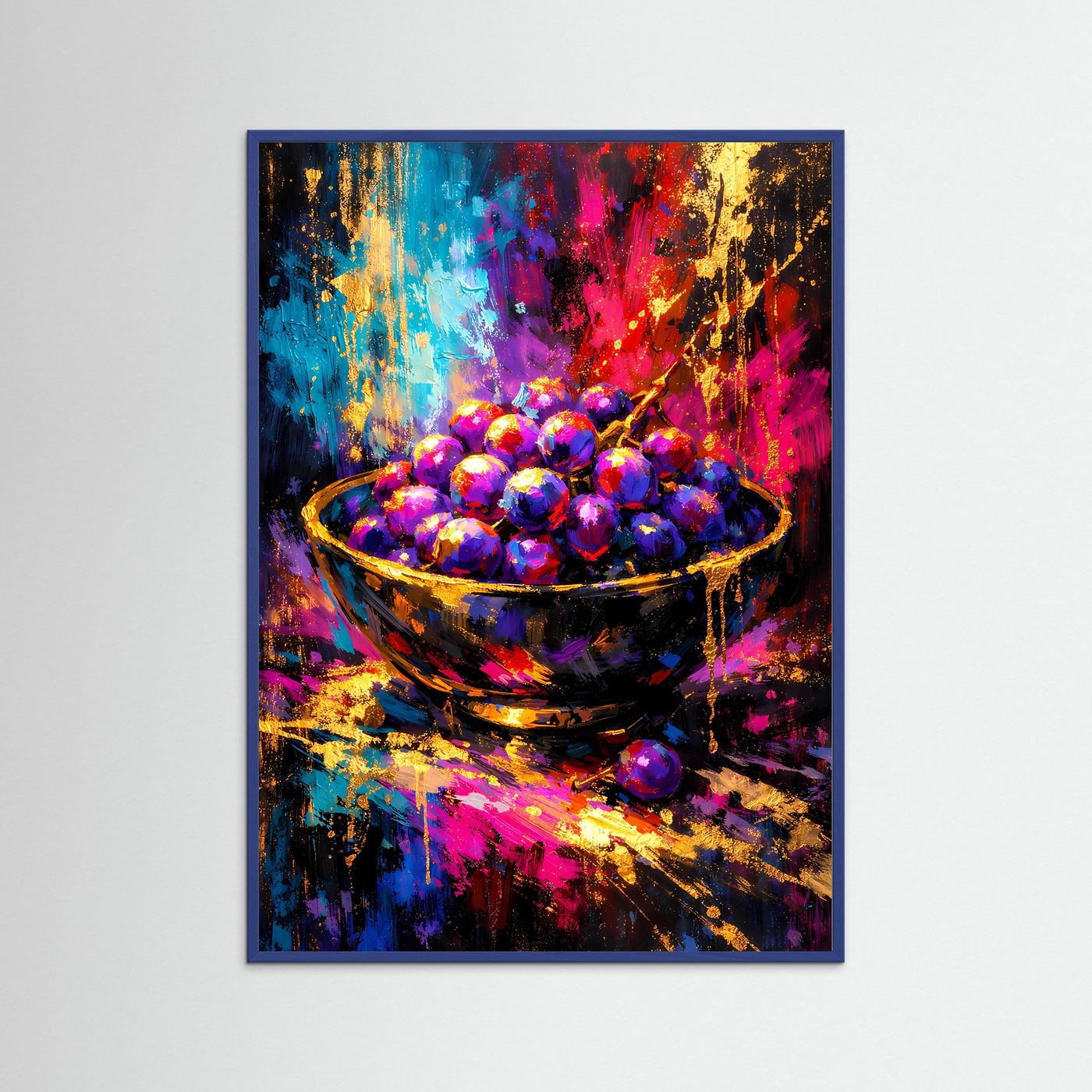 Hochformatiges Kunstposter im blauen Rahmen mit Trauben in goldgelben, violetten Farben