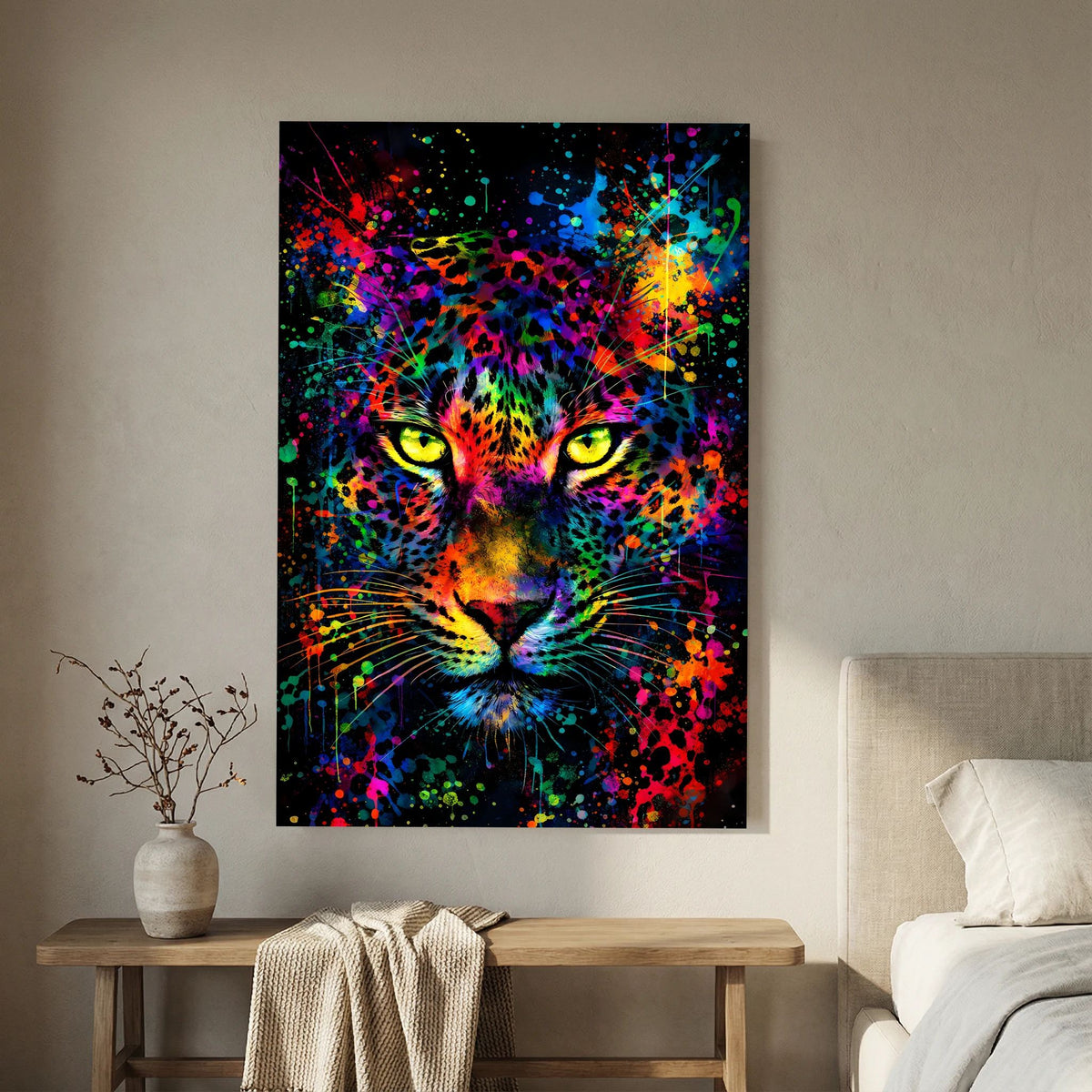 Poster mit Leopardenkopf in kräftigen Neonfarben und farbigen Spritzern, vertikale Ausrichtung