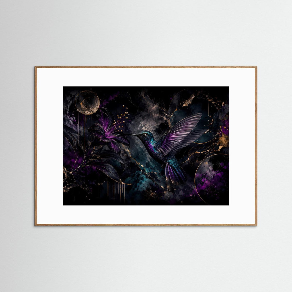 Wandposter mit lila-goldenem Kolibri und Blüte, hellbrauner Holzrahmen mit weißem Rand