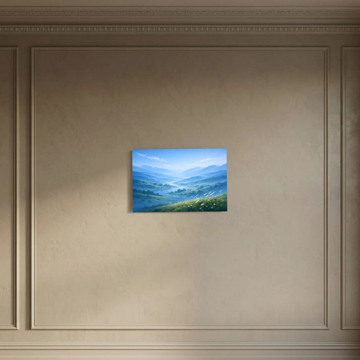 Querformatiges Wandbild mit Alpennebel: grüne Landschaft im Blauverlauf