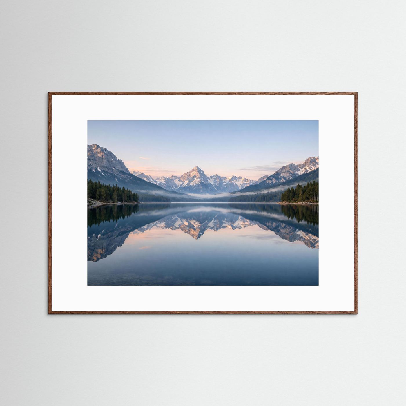 Alpen-Panorama-Poster im dunklen Holzrahmen, Spiegelsee mit Bergen