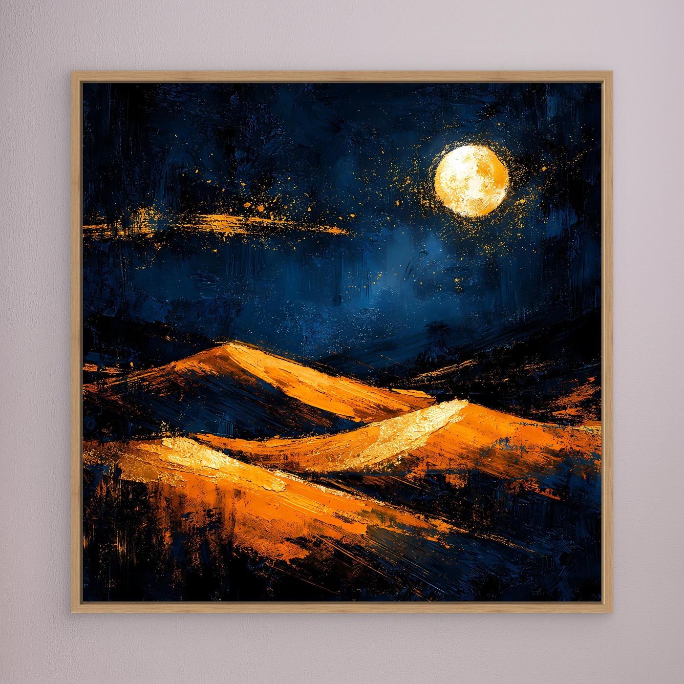Abstraktes Leinwand-Wandbild mit goldenen Wüstendünen und dunklem Blau, beige gerahmt