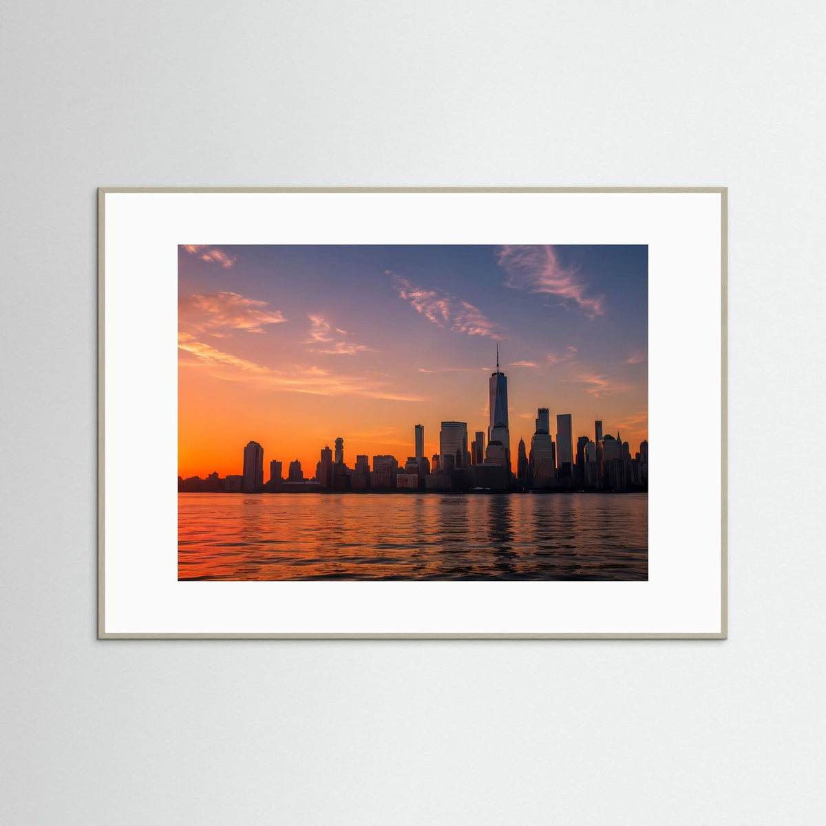 Gerahmtes Poster im Querformat mit Skyline bei Sonnenuntergang über Wasser, heller Rahmen