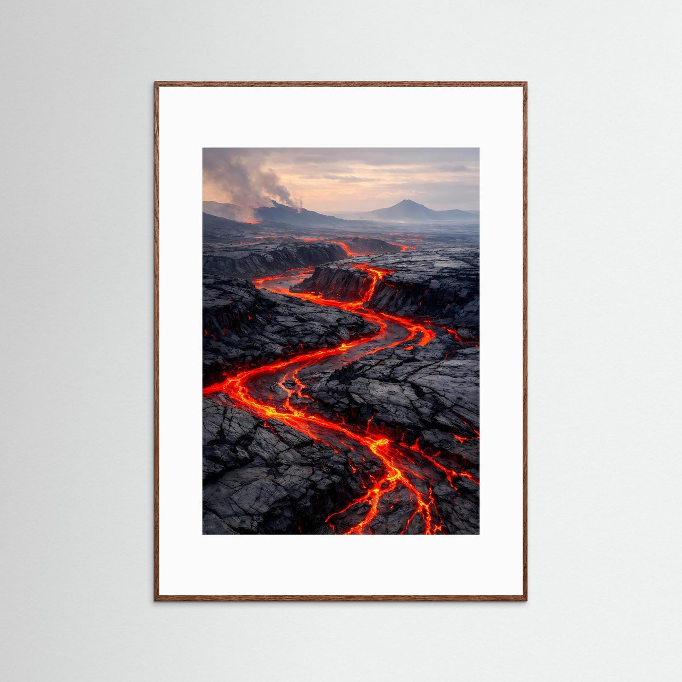 Poster mit Vulkanlandschaft und glühenden Lavaflüssen, im braunen Holzrahmen mit weißem Rand