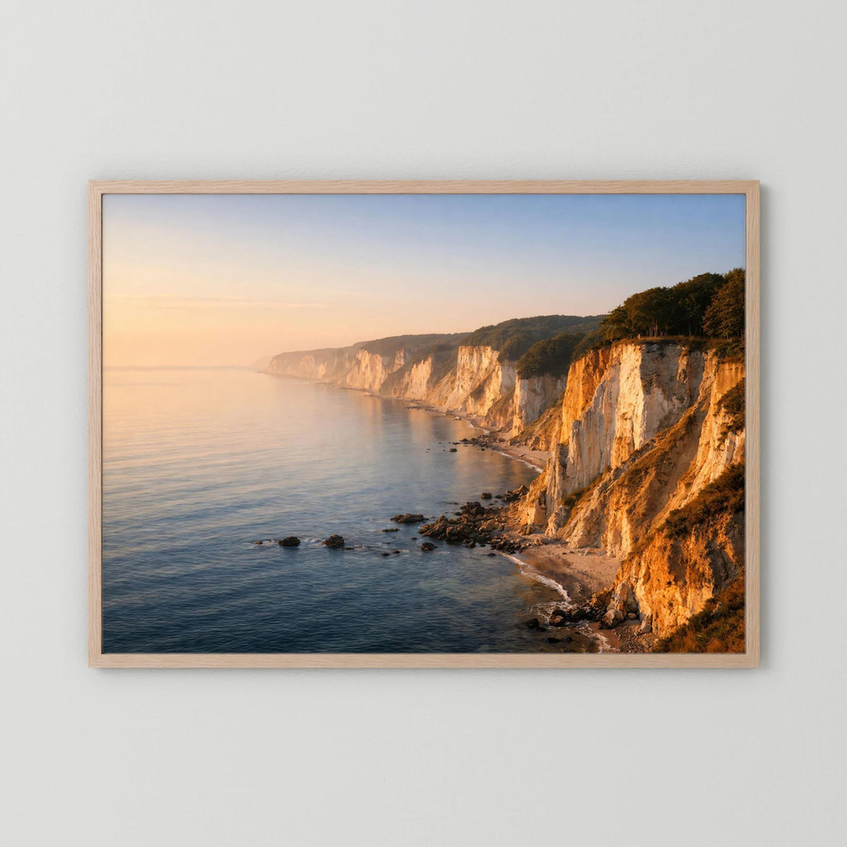 Ostsee-Wandbild im Querformat mit Kreidefelsen, gerahmt in hellem Holz