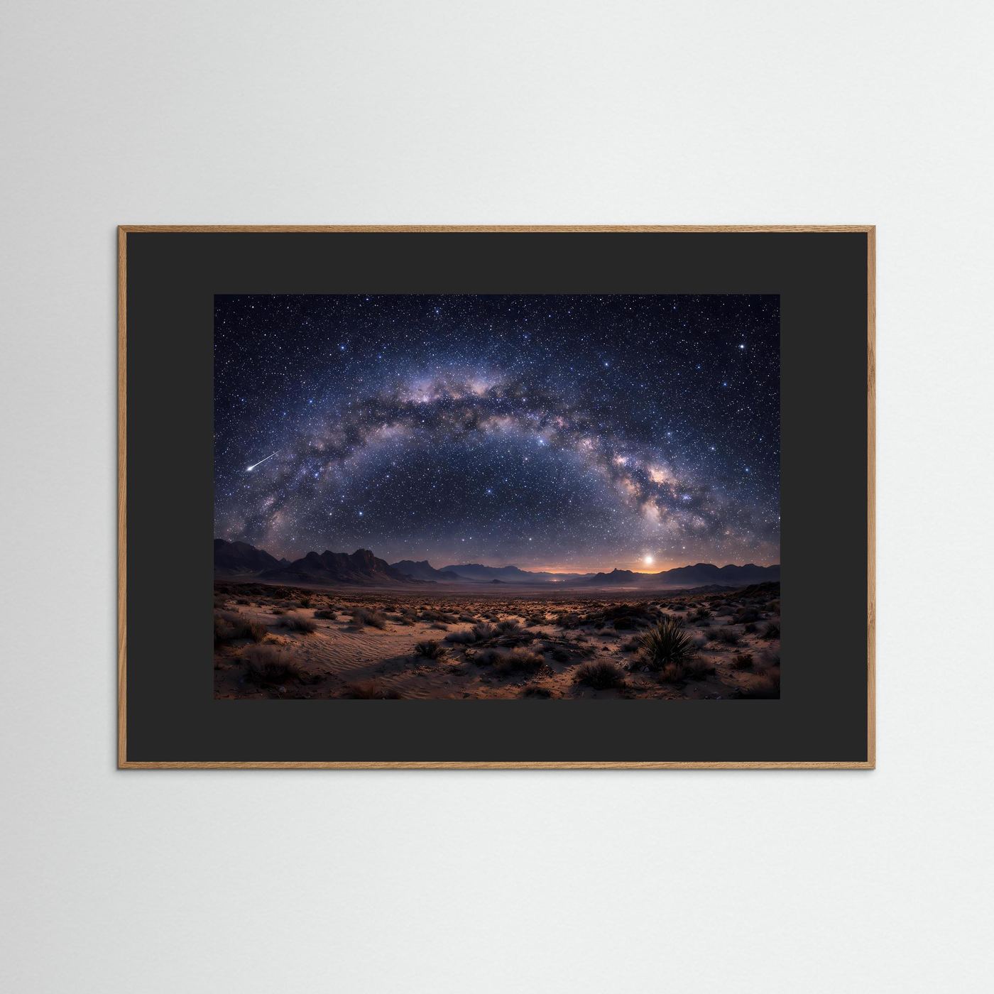 Sternenhimmel-Wandbild mit Milchstraße über Wüstenlandschaft, dunkelbrauner Rahmen