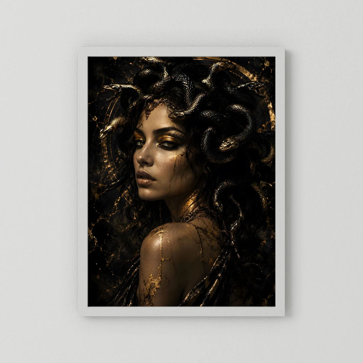 Poster mit Medusa-Porträt in Schwarz-Gold, Schlangenhaar, weißes Passepartout ohne Rahmen