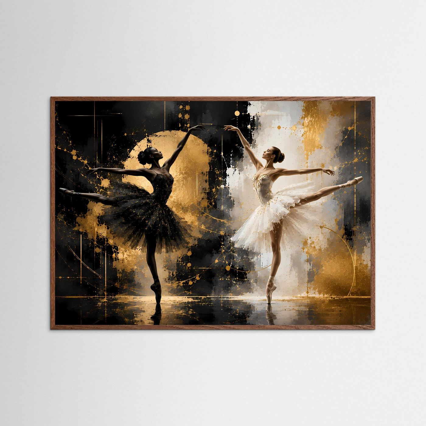 Poster im dunklen Eichenrahmen: zwei Balletttänzerinnen in Schwarz und Weiß, goldene Akzente.