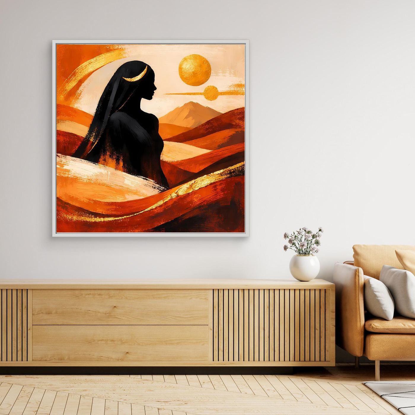 Gerahmtes Leinwandbild: Frauen-Silhouette in der Wüste, Gold & Terrakotta, weißer Rahmen.