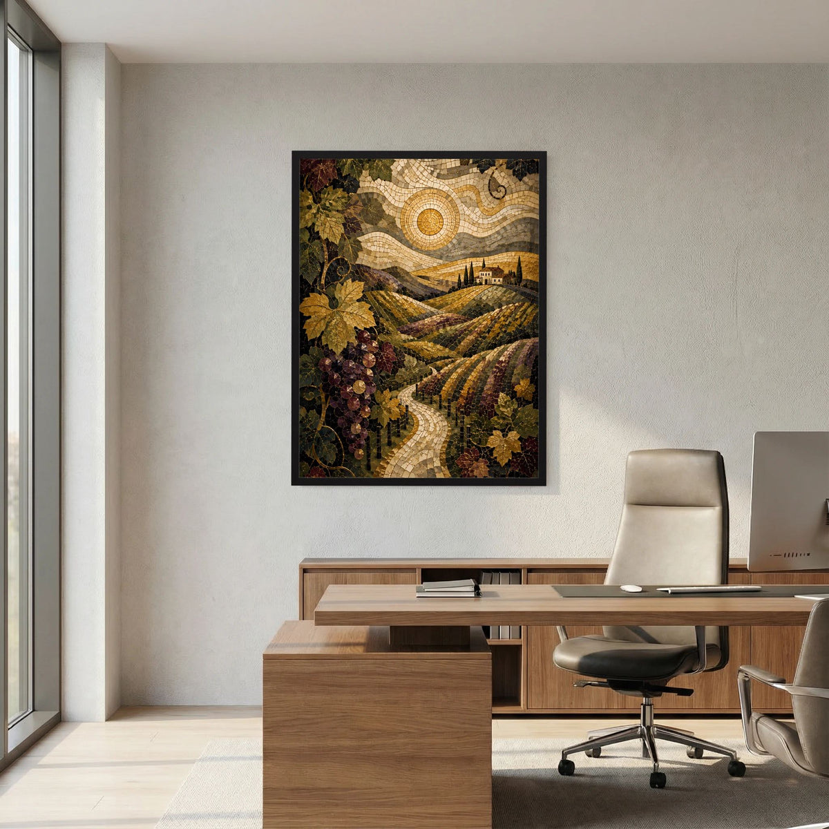 Wandposter mit Weinberg-Pfad und goldener Sonne im schwarzen Rahmen über einem Schreibtisch