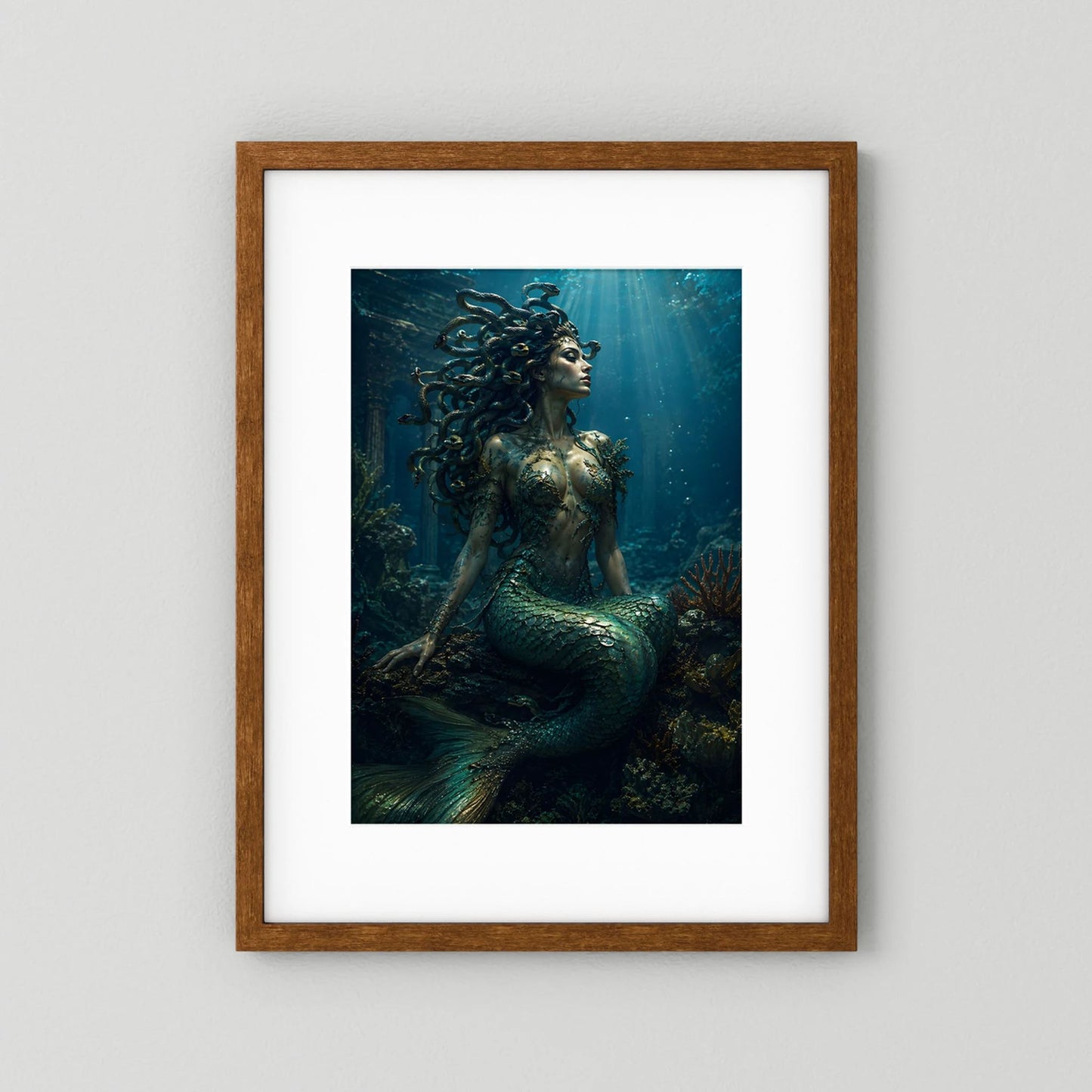 Fantasy-Poster mit Meerjungfrau in Smaragd & Türkis, Schlangenhaar, brauner Holzrahmen