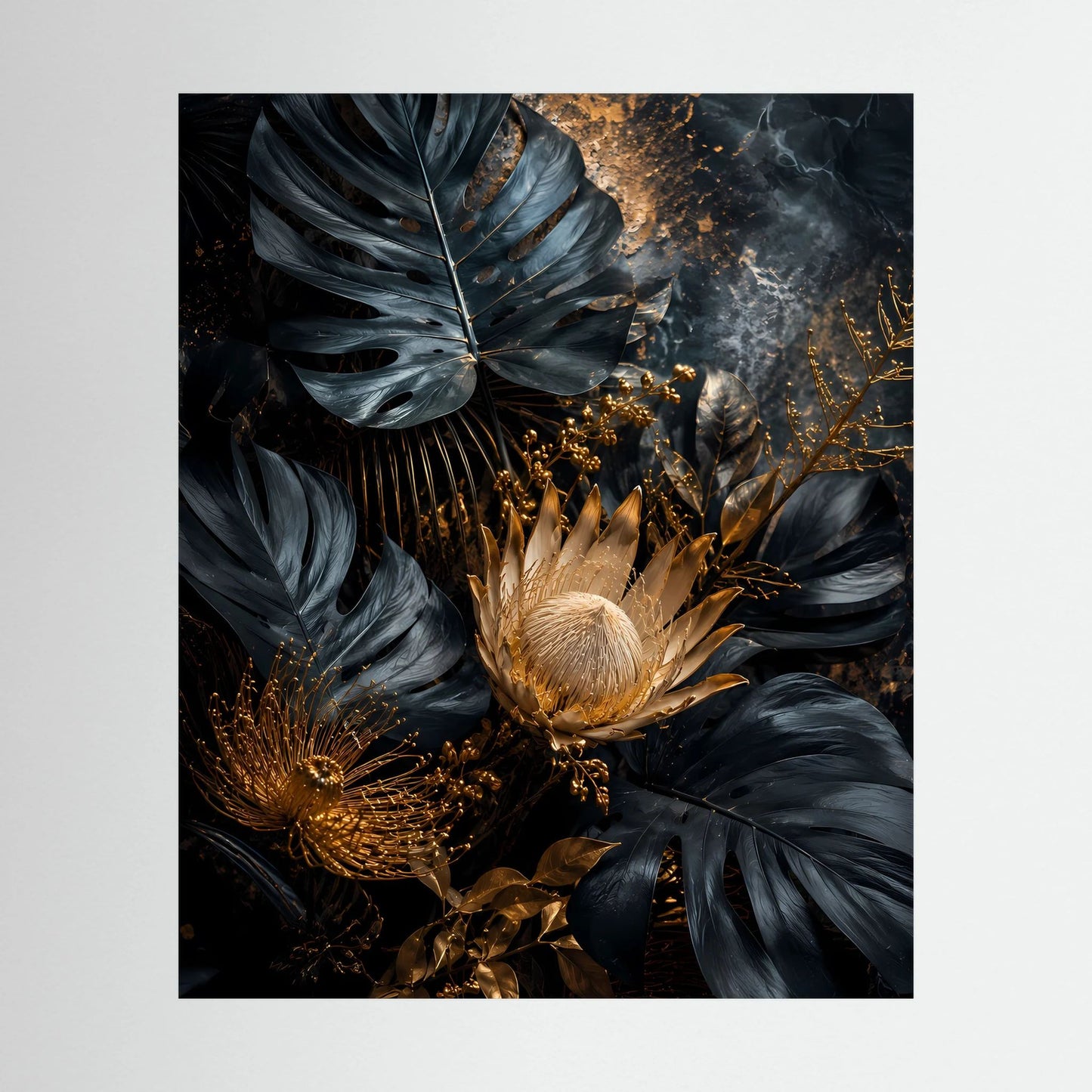 Hochformatiges Kunstposter mit schwarzen Monstera-Blättern und goldener Protea, Goldakzenten