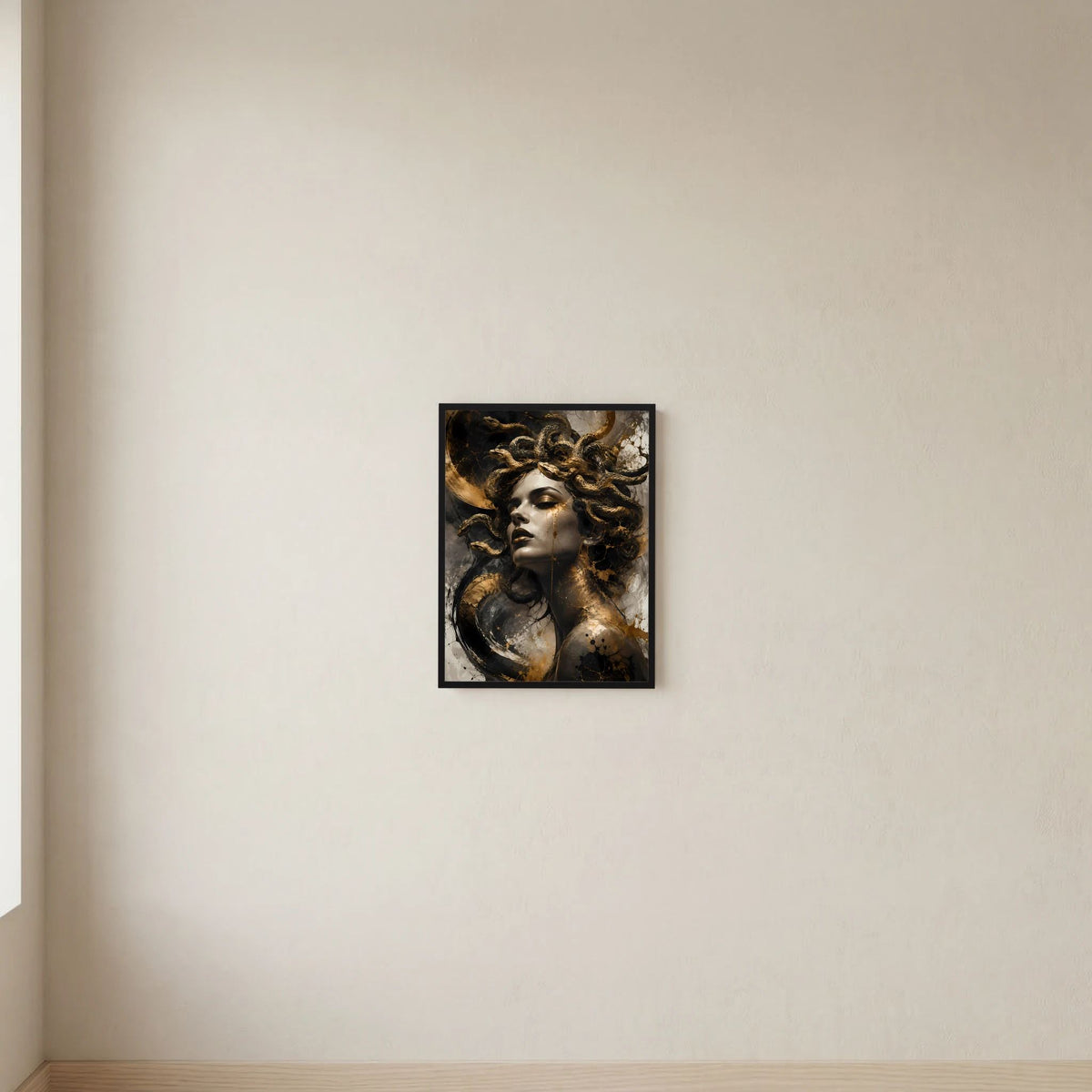 Kleines Wand-Poster im Hochformat: Medusa-Frau mit goldenen Schlangen, schwarzer Rahmen.