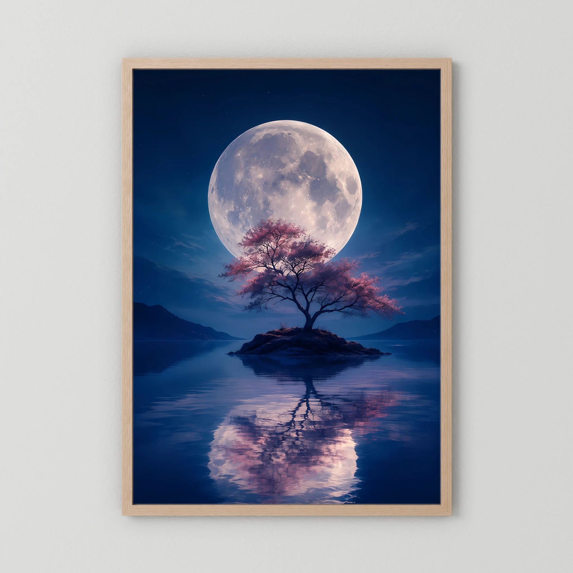 Eichfarben gerahmtes Hochformat-Poster: Vollmond, Bauminsel und Spiegelung im Wasser