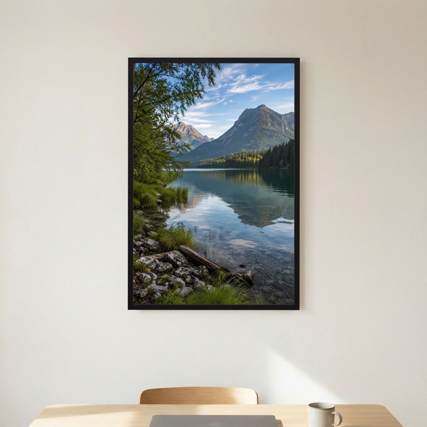 Hochformat-Poster mit Bergsee-Motiv, schwarzer Rahmen, Hochformat