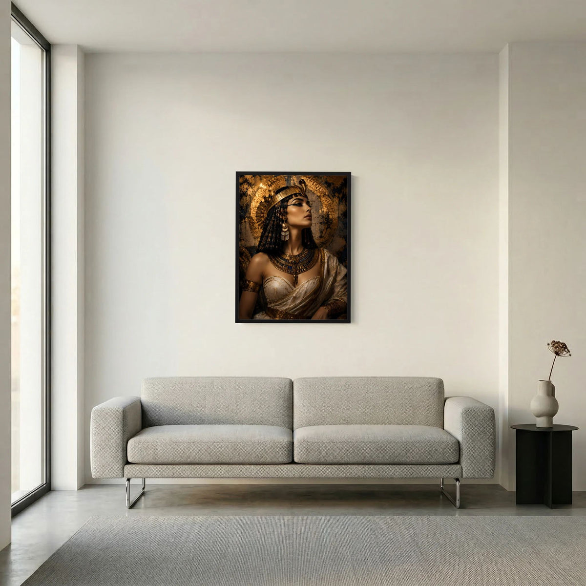 Hochformat-Poster mit ägyptischer Königin, goldene Ranken, schwarz gerahmt.