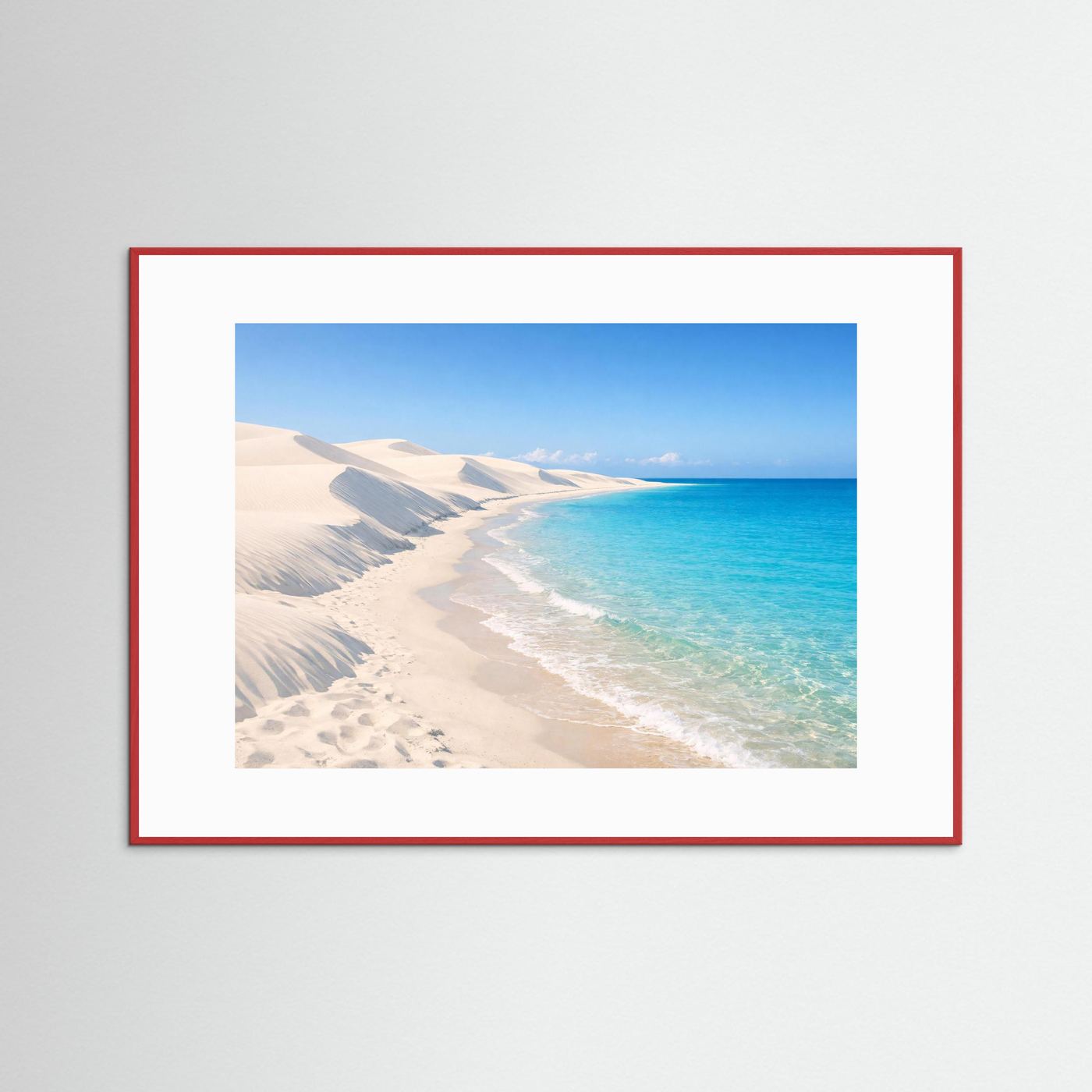 Wandbild mit rotem Rahmen: weiße Sanddünen und türkisfarbenes Meer.
