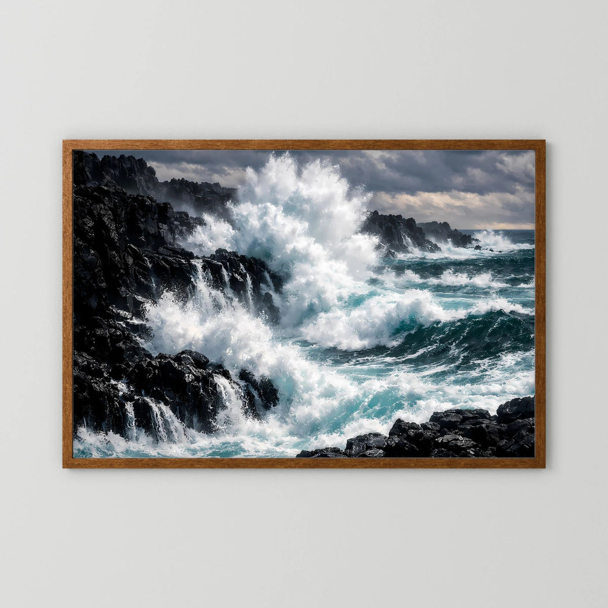 Wandposter mit dunklem Holzrahmen: Meerbrandung auf Steinküste, Querformat
