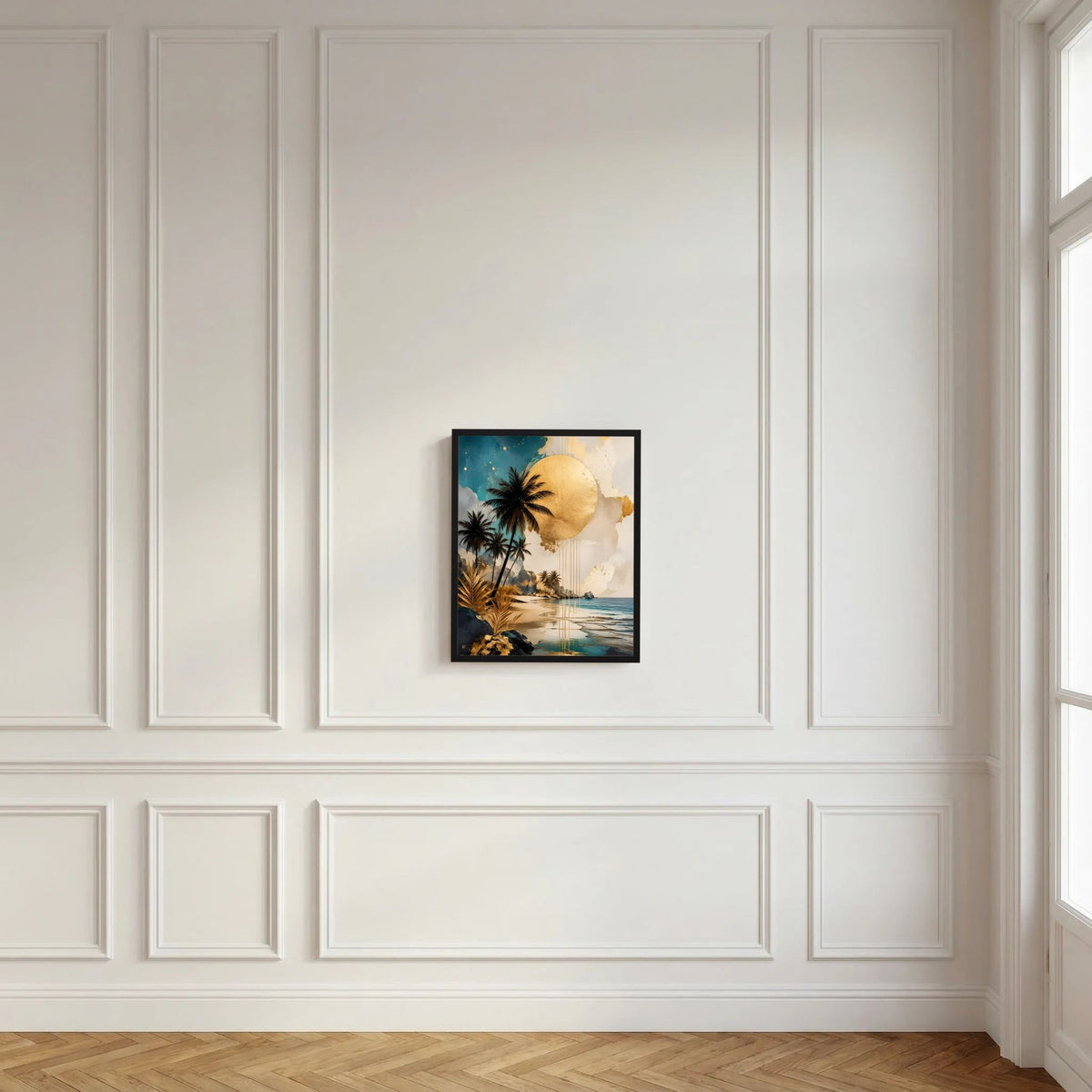 Strand-Poster mit Palmen und goldener Sonne im schwarzen Rahmen an weißer Paneelwand
