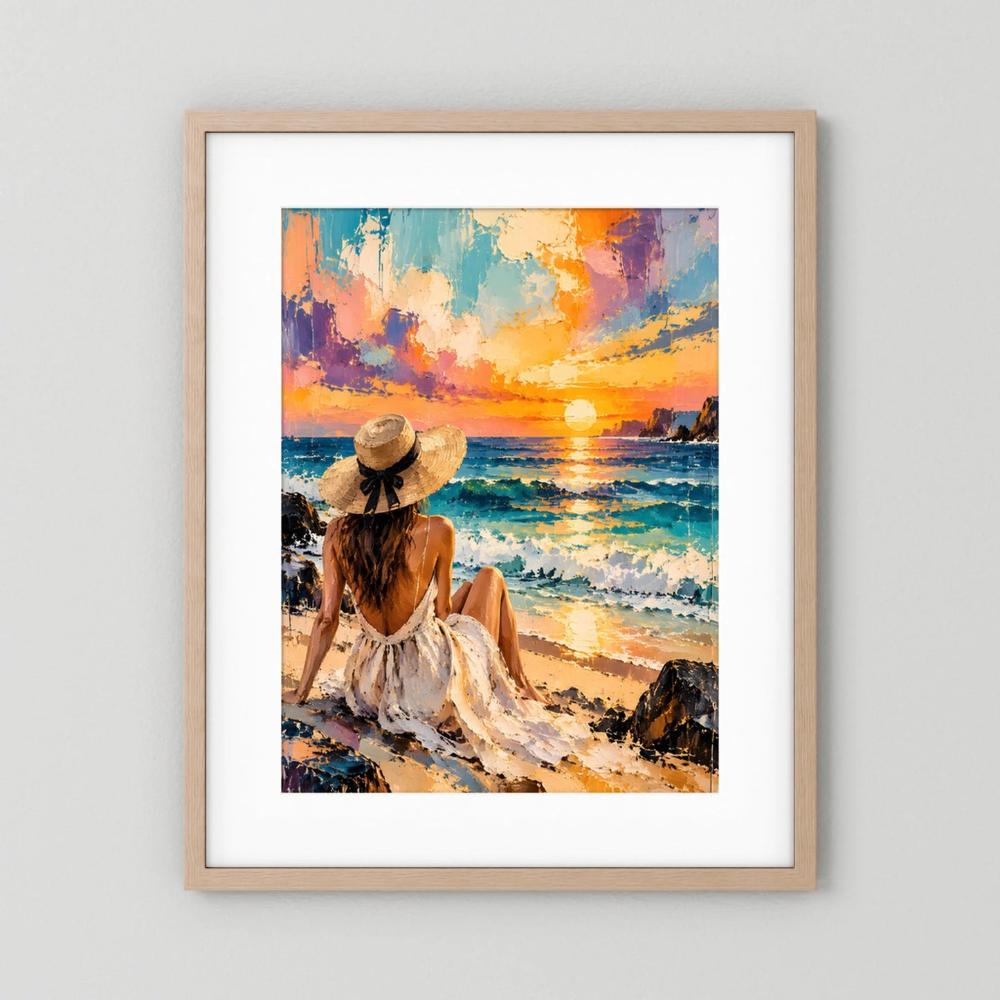 Poster im hellbraunen Holzrahmen mit weißem Rand: Frau am Strand mit Strohhut, Sonnenuntergang