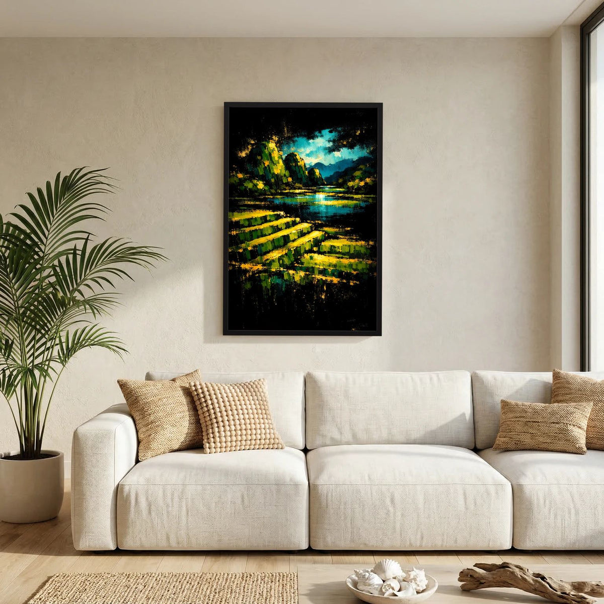 Abstraktes Landschaftsposter mit grün-gelber Uferfläche und blauem Himmel, schwarzer Rahmen am Sofa.