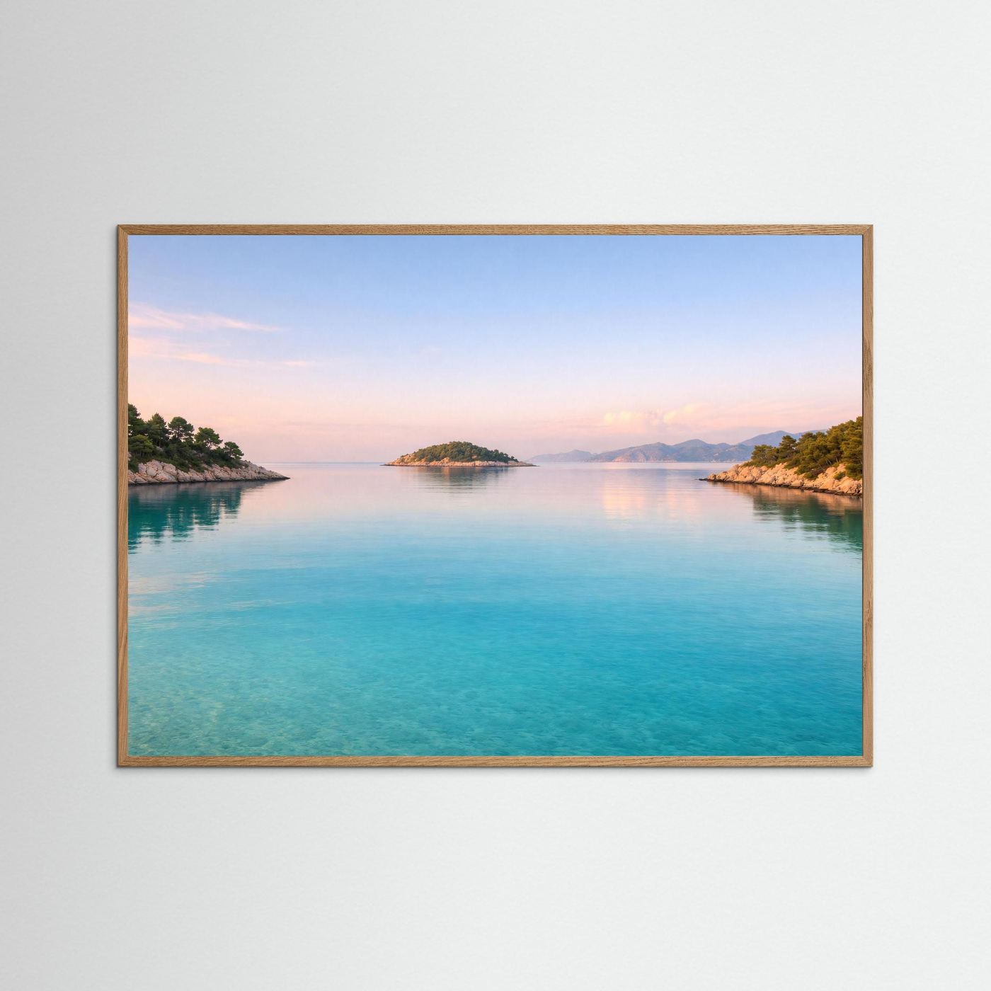 Küstenposter im Querformat im hellem Holrahmen mit türkisblauem Wasser und Inseln