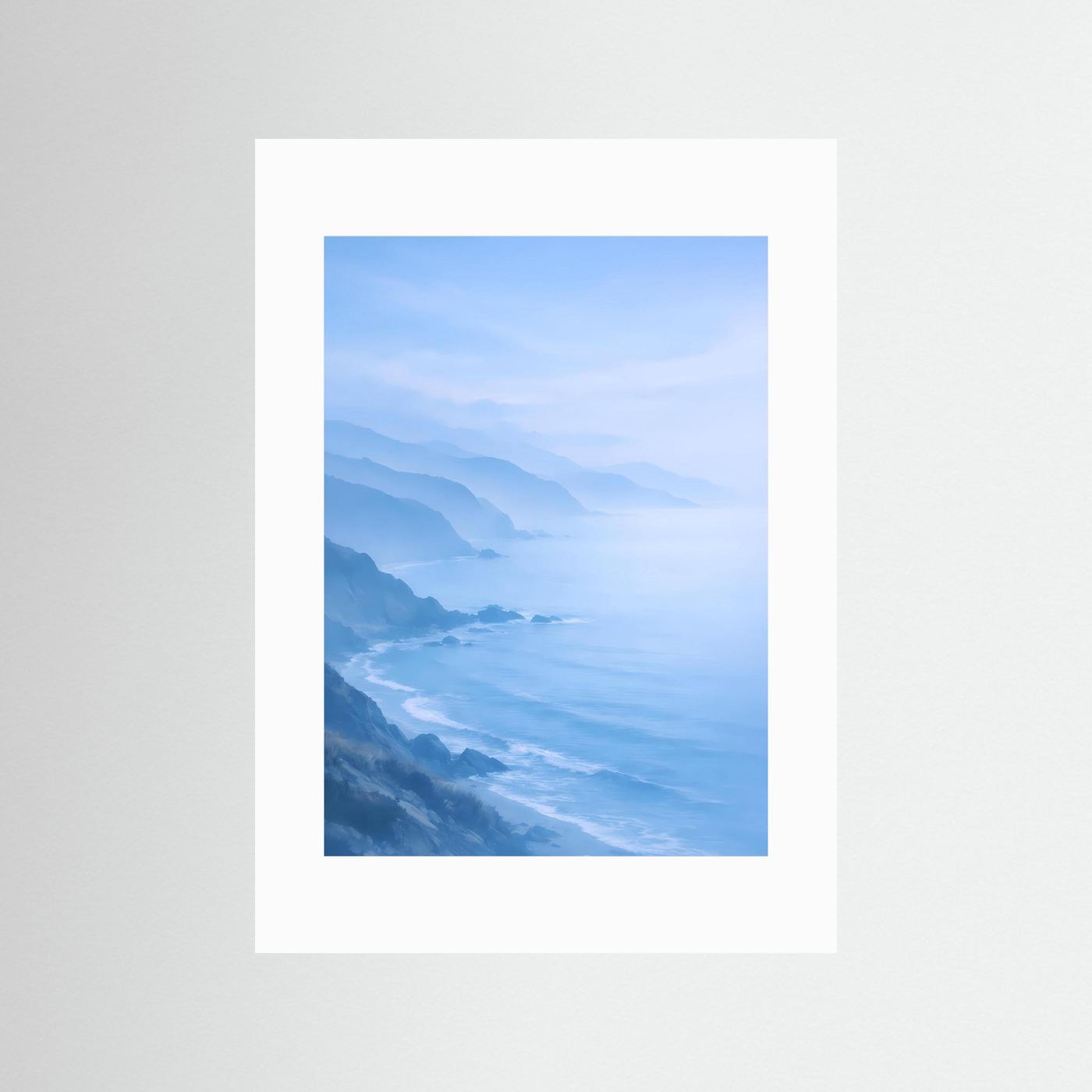 Küstenposter im Hochformat mit weißem Passepartout und pastellblauer Nebellandschaft