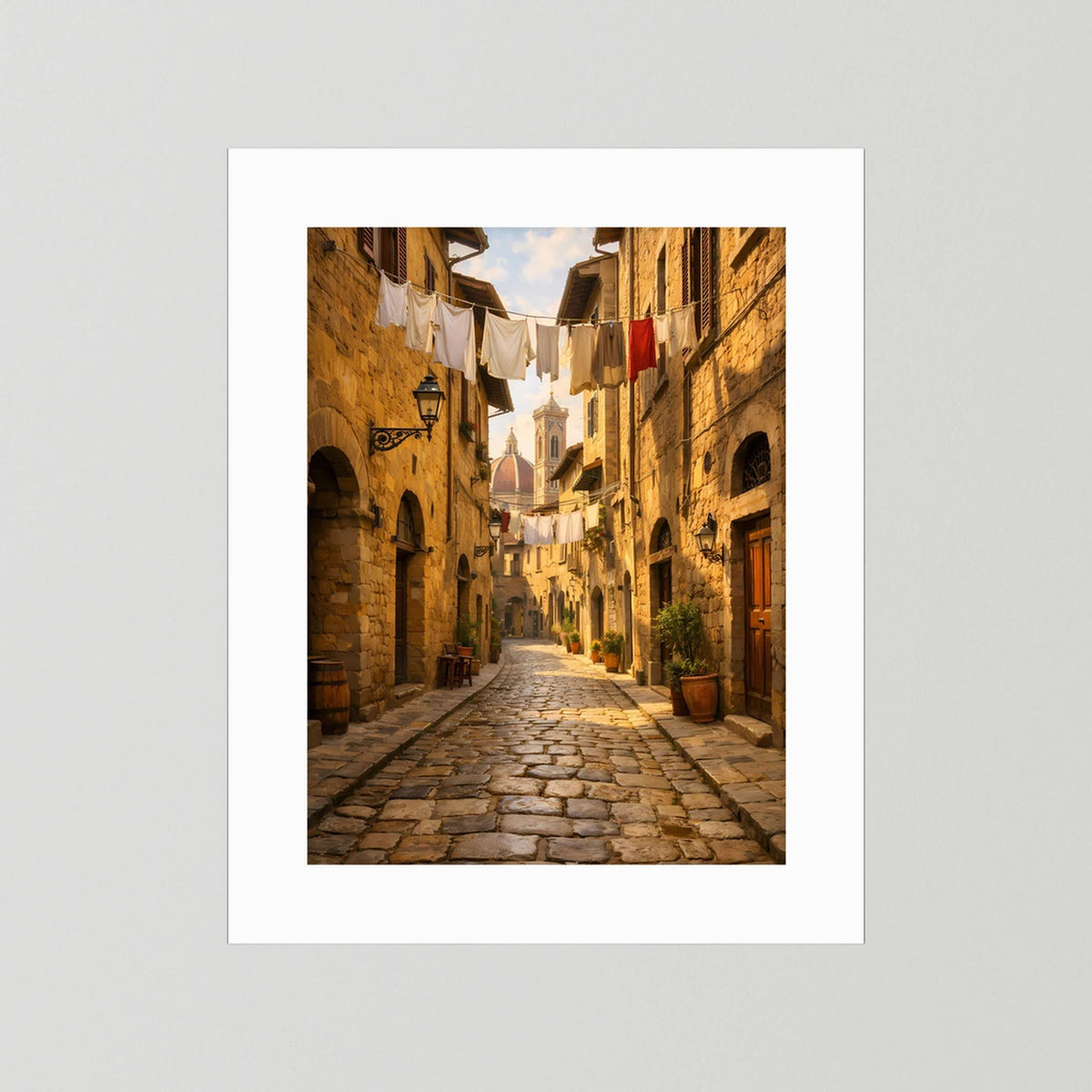 Gerahmtes Hochformat-Poster mit weißem Rahmen und historischer Gasse, Kopfsteinpflaster