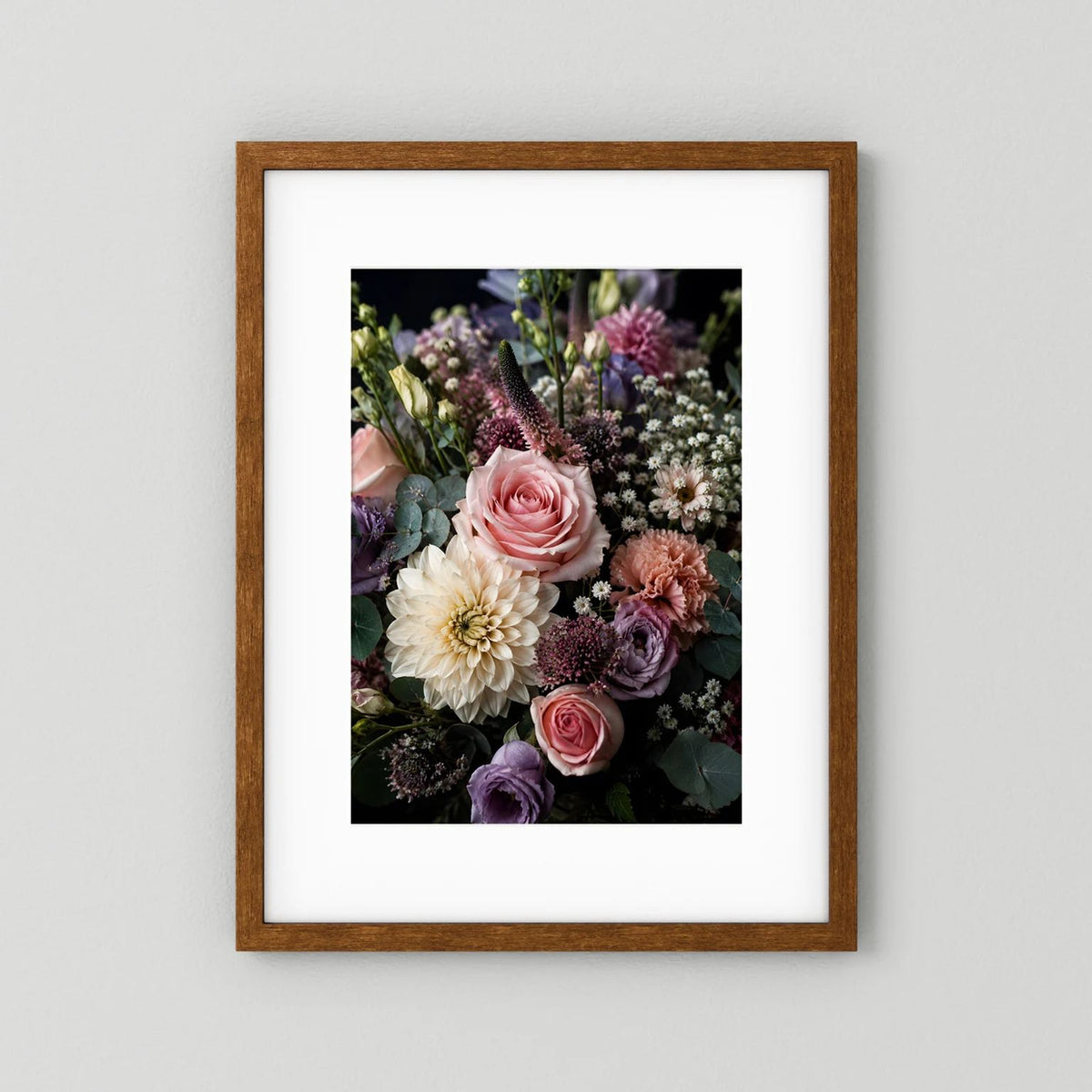 Blumenstrauß-Poster Hochformat mit rosafarbener Rose und weißen Blüten, brauner Holzrahmen
