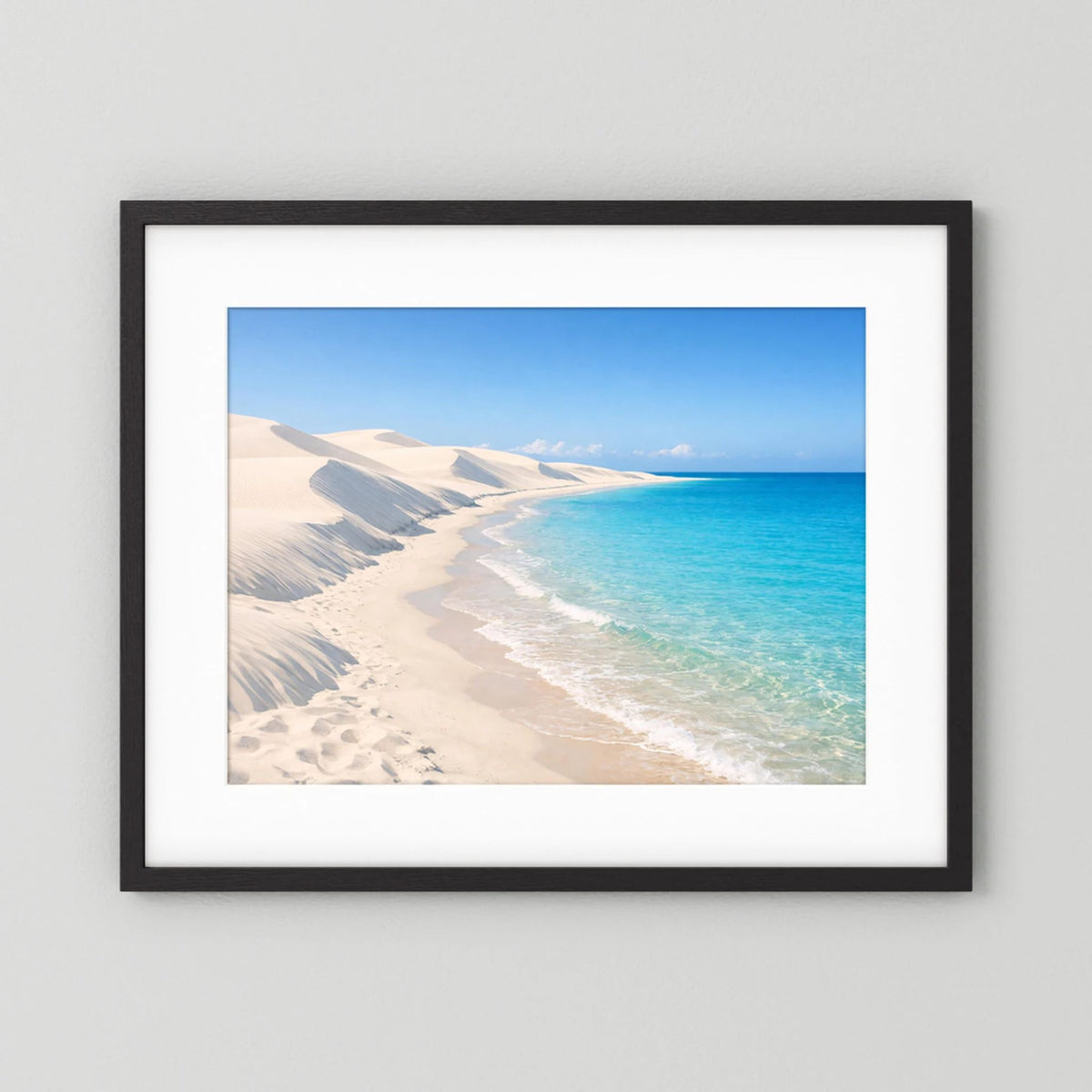 Wandbild mit Sanddünen und Meer, querformat, schwarzer Rahmen mit weißem Rand