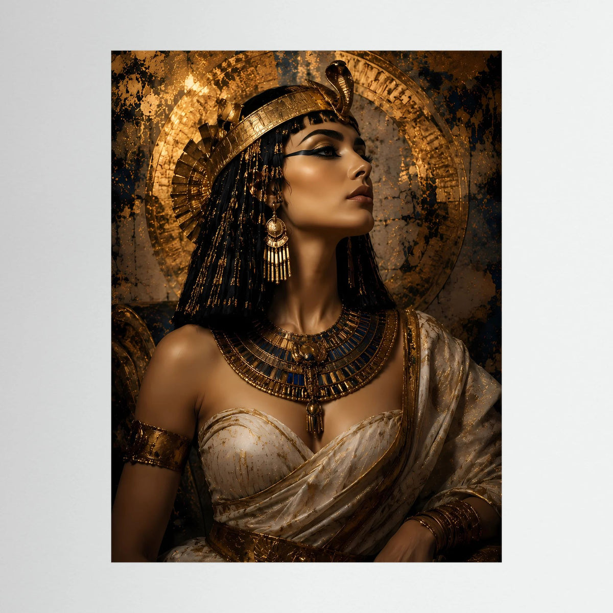 Nahaufnahme-Hochformat-Poster: ägyptische Königin, Goldkrone und Schmuck, schwarz gerahmt.