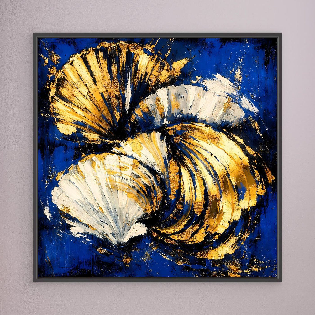 Leinwand-Wandbild mit abstrakten Muscheln in Blau, Weiß und Gold, grauer Rahmen