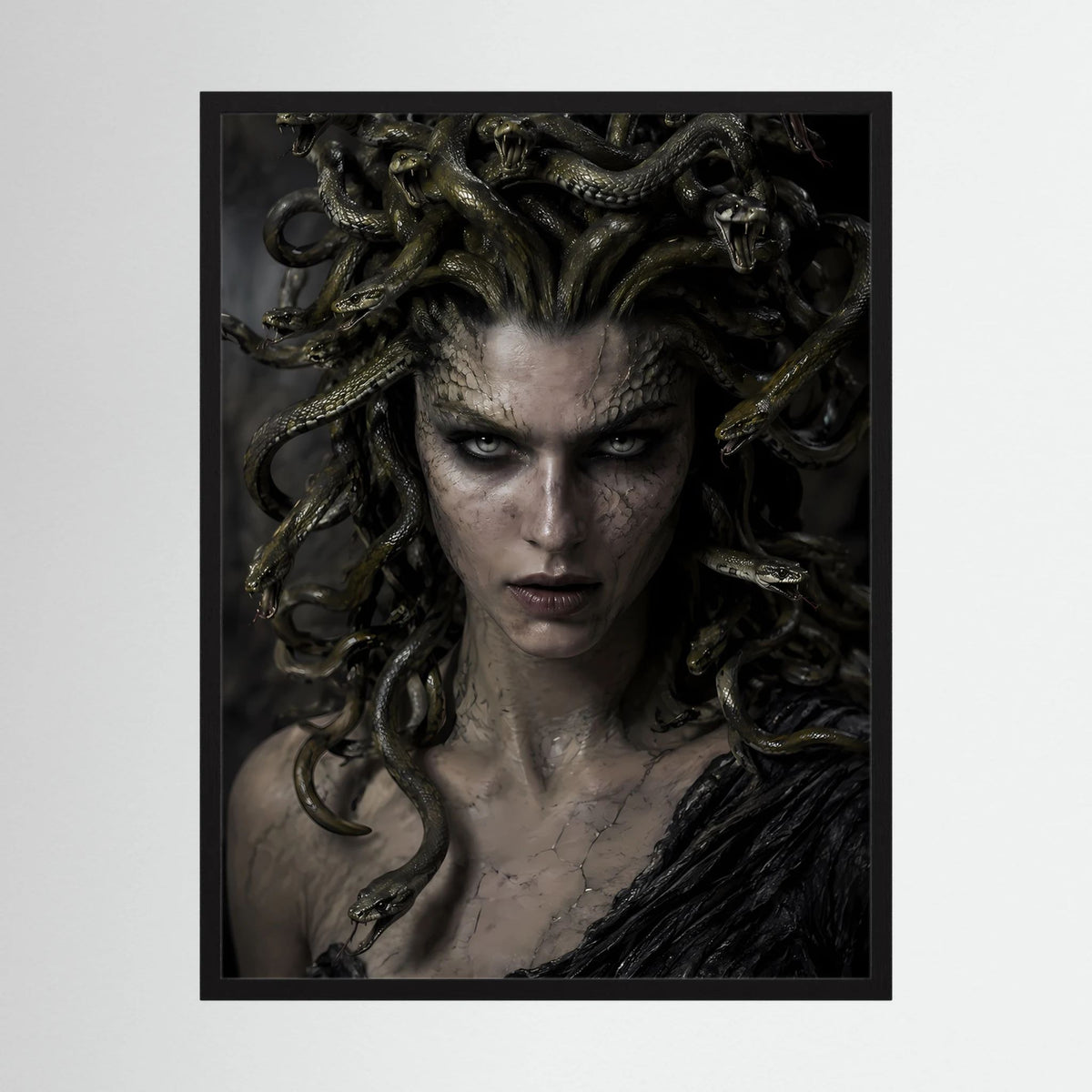 Medusa-Fantasy-Poster: Frau mit Schlangenhaaren, dunkles Gesicht, schwarzer Rahmen
