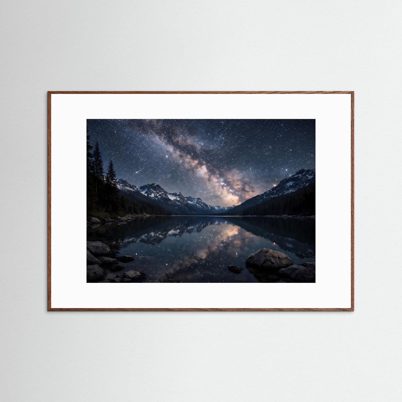 Panorama-Poster mit Bergsee bei Nacht, brauner Holzrahmen
