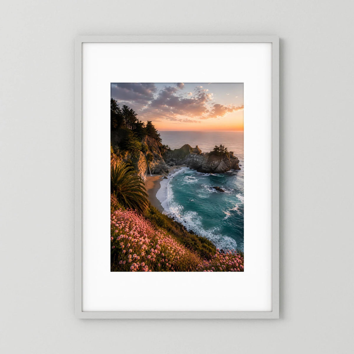 Hochformat-Kunstposter mit Felsküste, türkisblauem Meer, Blumen und Sonnenuntergang am Strand