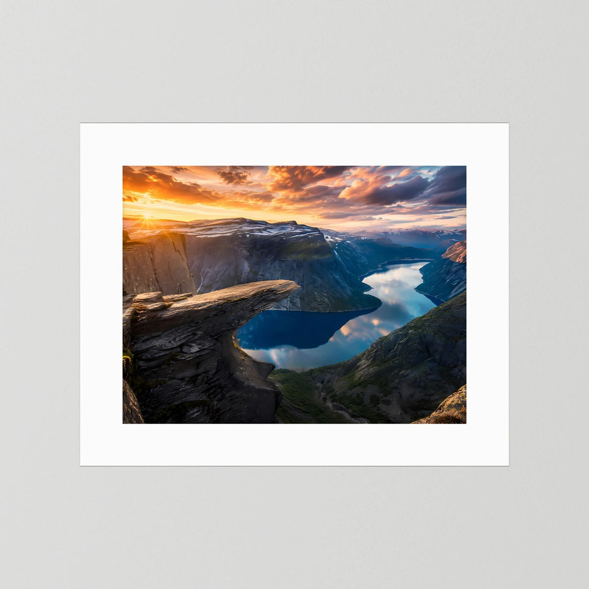 Poster im Querformat: Trolltunga-Felsen und Fjord bei Sonnenuntergang, weißer Rand