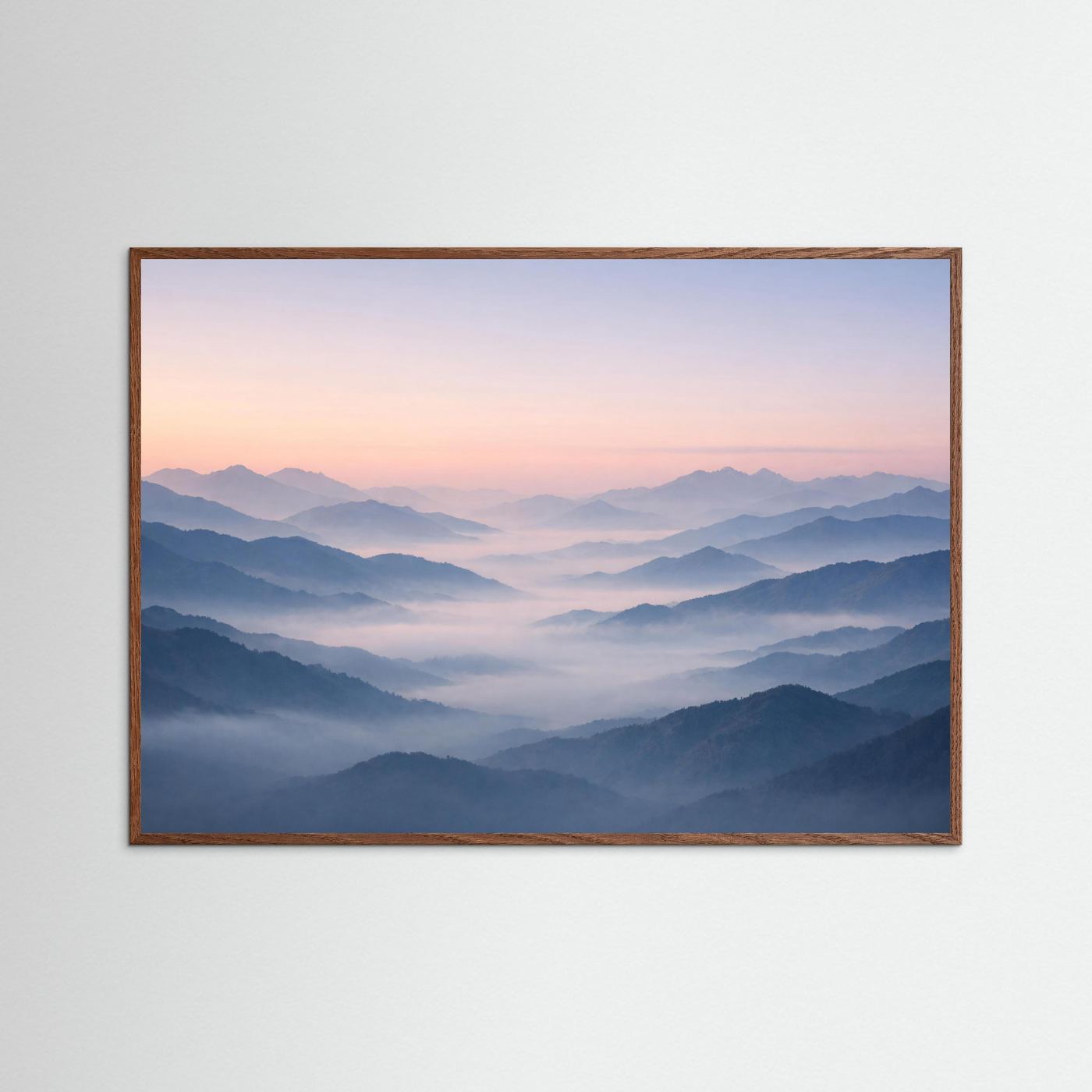 Bergpanorama Naturposter im Querformat mit dunklem Eichenrahmen und Morgennebel