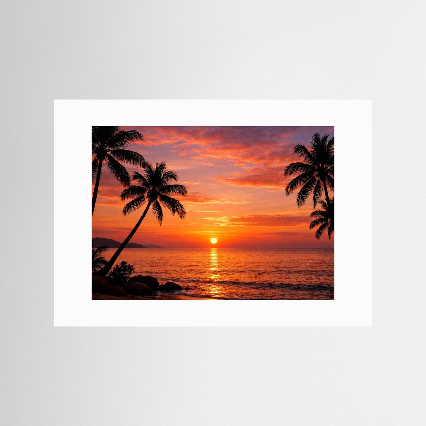 Poster mit Tropen-Sonnenuntergang und Palmen-Silhouetten, mit weißem Rahmen
