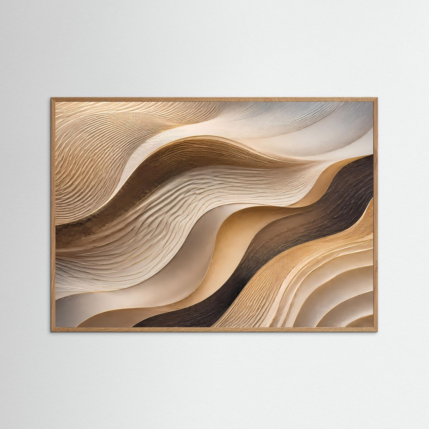 Wandkunst mit abstrakten Wellen in Beige und Gold im hellbraunen Holzrahmen