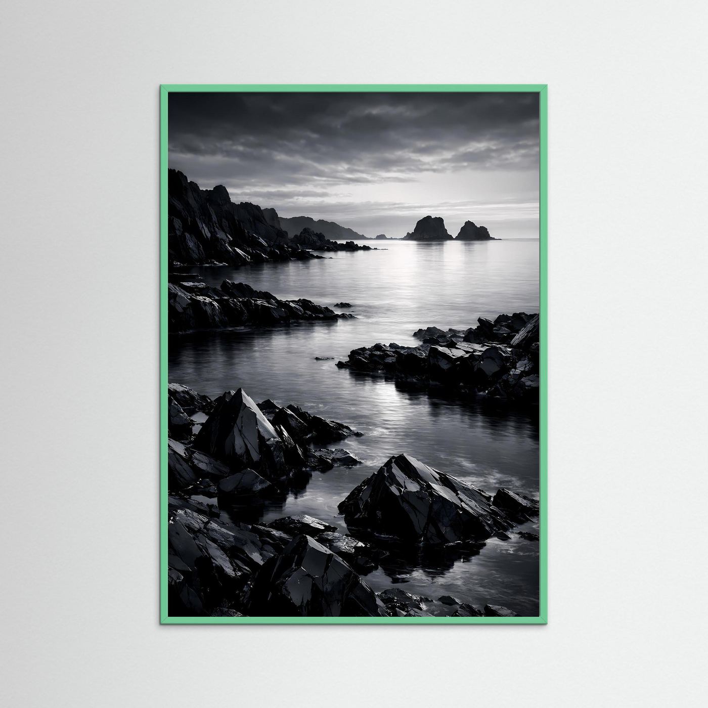 Schwarzweiß-Wandposter Felsküste: Meer und Felsen im grünen Rahmen