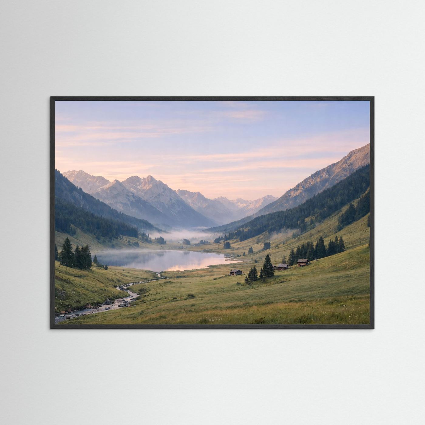 Naturposter Panoramaformat mit Bergtal und Wiesen im schwarzen Rahmen