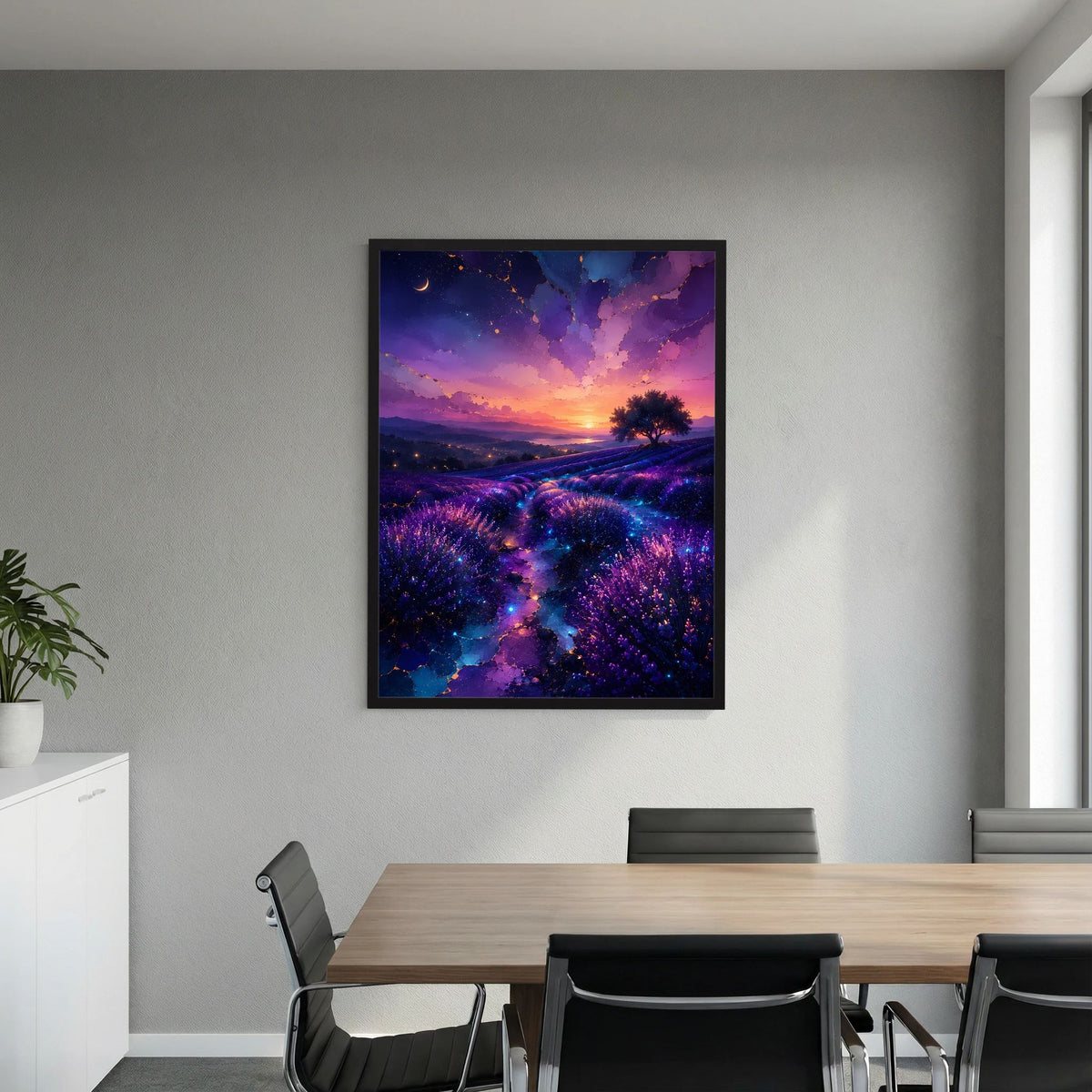 Hochformatiges Poster im dunklen Rahmen mit violettem Lavendelfeld und blauem Weg