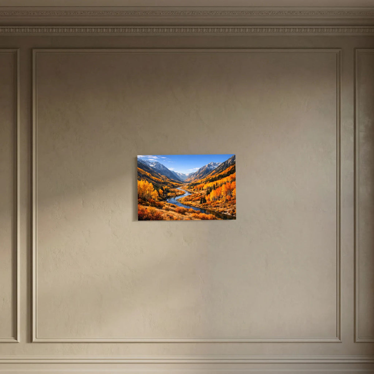 Wandposter querformat mit Herbst-Bergtal und Fluss, umgeben von orangefarbenen Bäumen