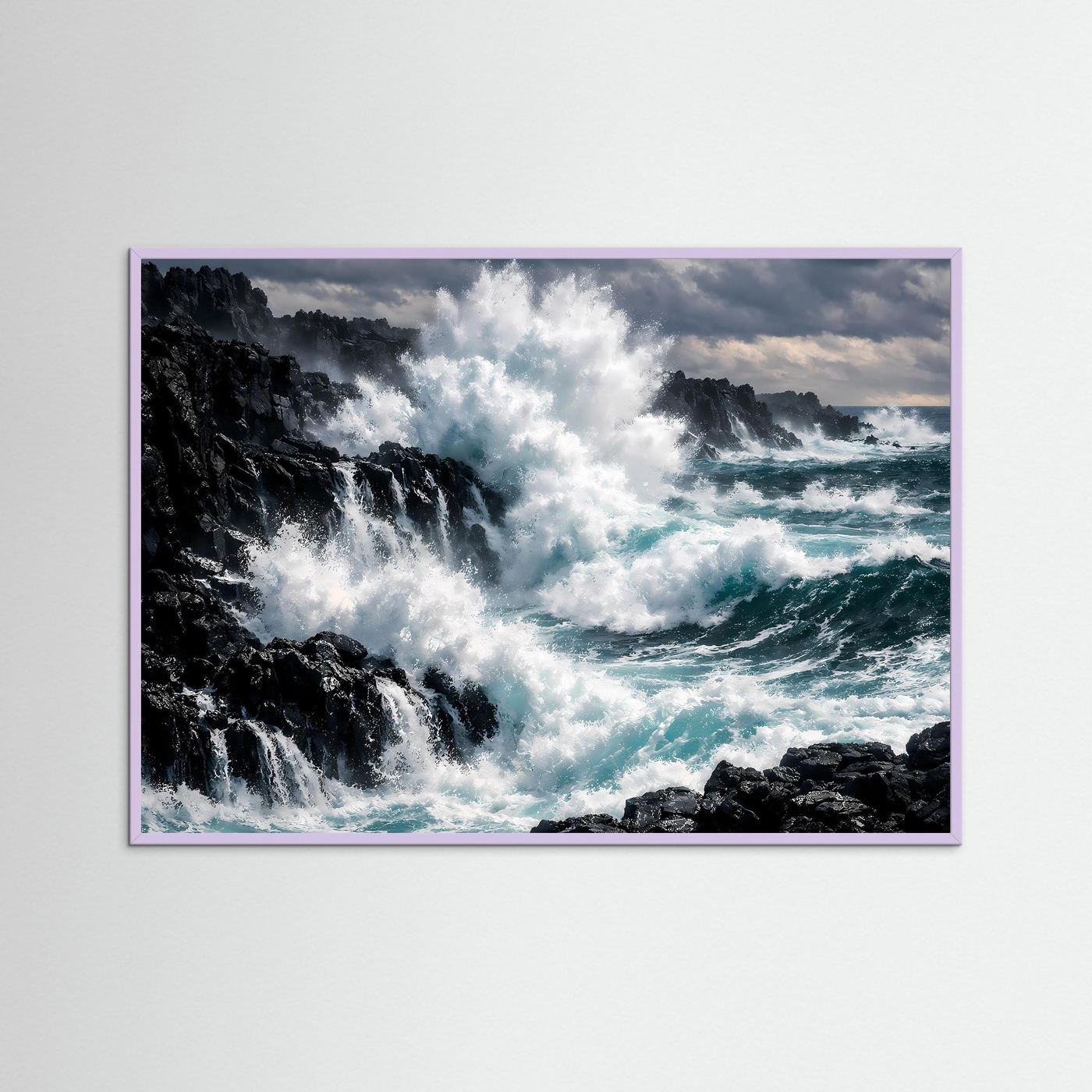 Meer-Wandbild mit Steinküste, Wellen und Felsen mit violettem Rahmen.