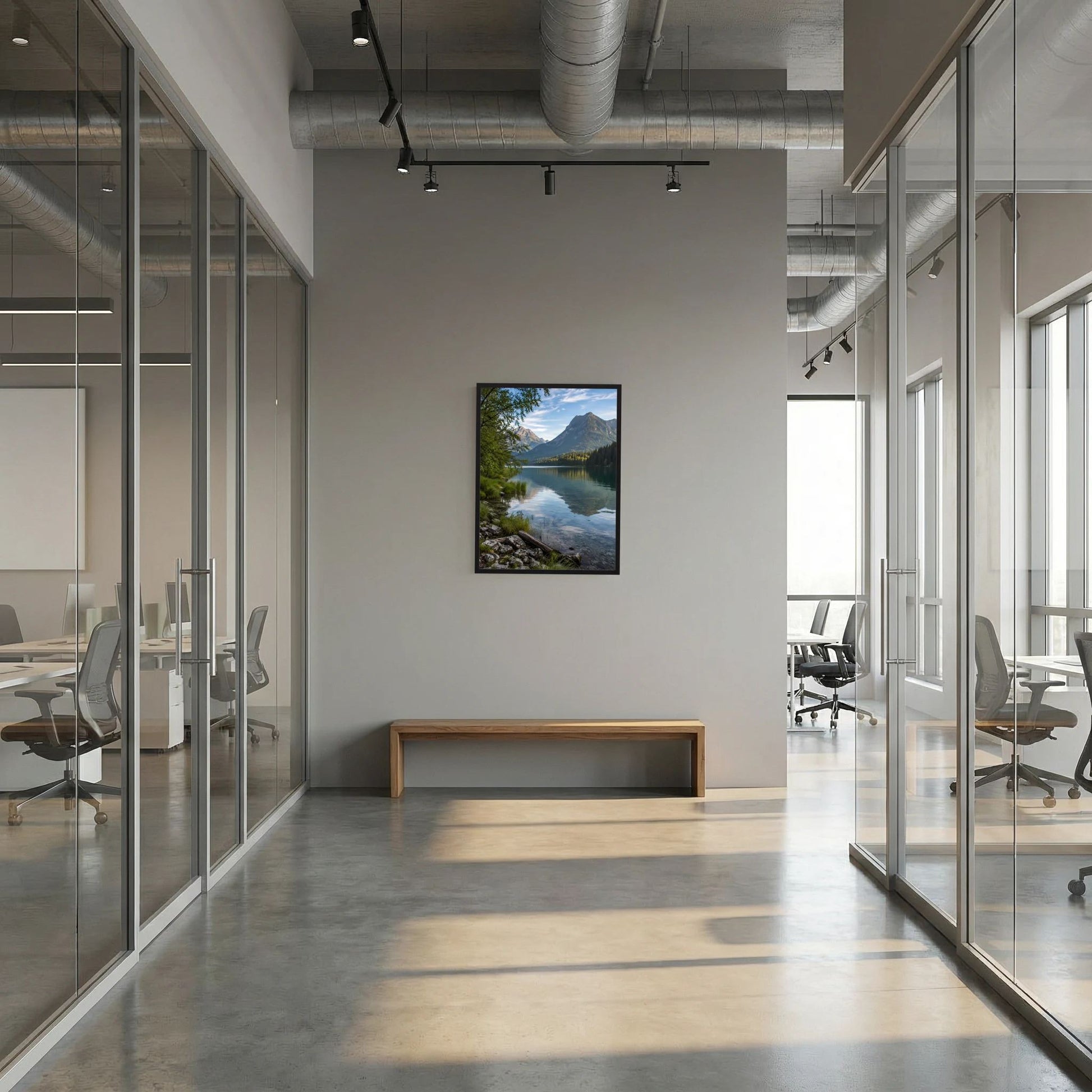 Kleinformatiges Poster im schwarzen Rahmen mit Alpensee und Bergen in einem Büroflur