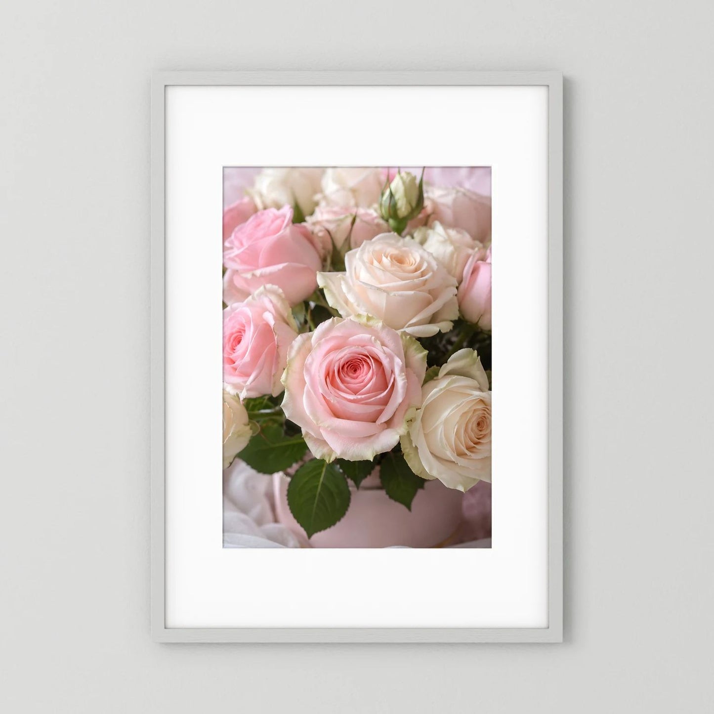 Rosenposter mit rosa und weißen Rosen im Strauß, weiß gerahmt, Hochformat