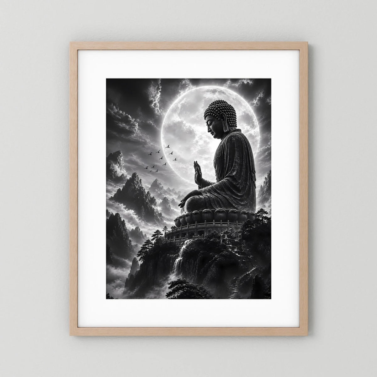 Hochformat-Poster mit Buddha im Mondlicht, Schwarz-Weiß-Berglandschaft, in hellem Holzdrahmen